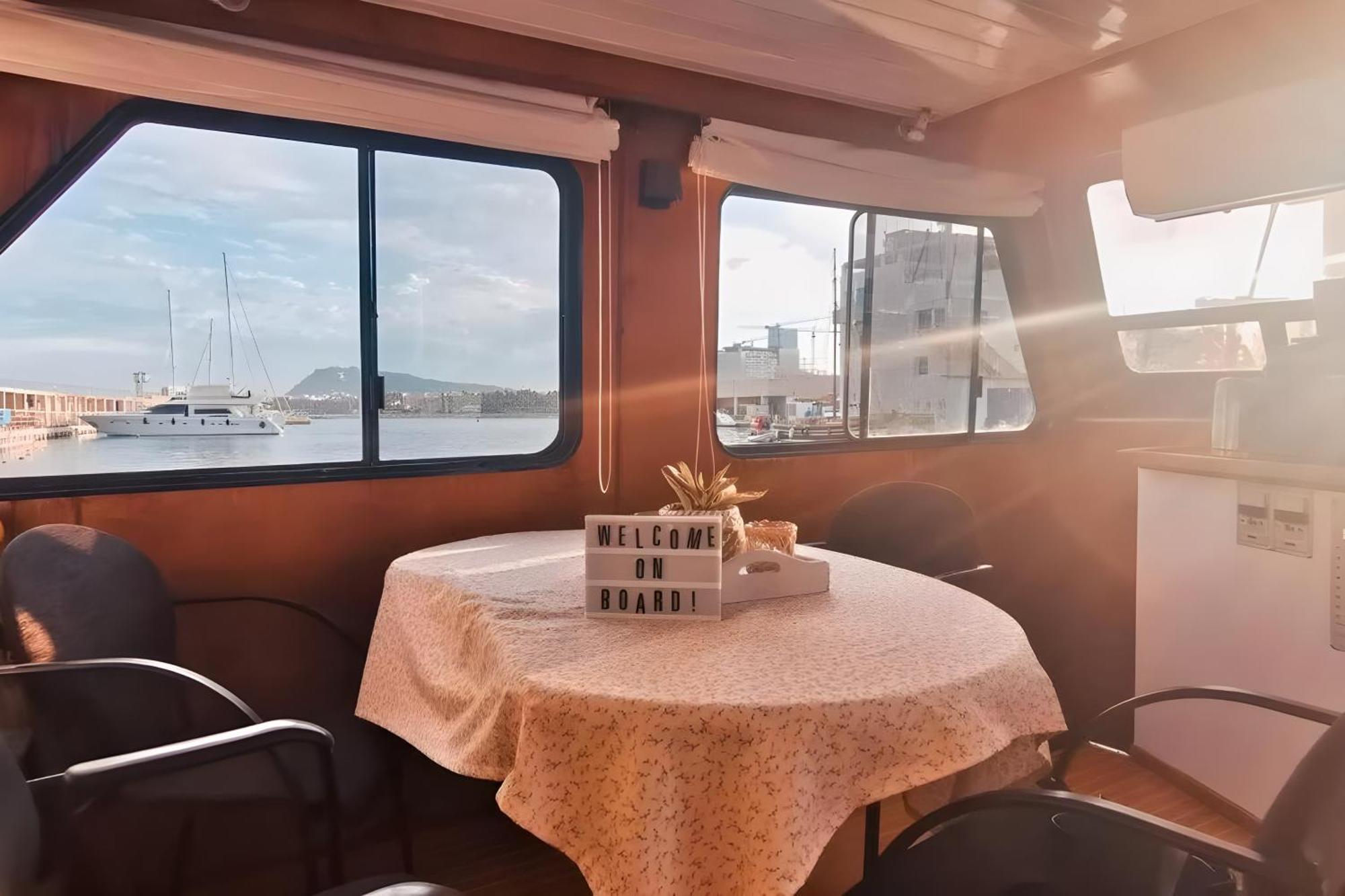 Barco Muy Espacioso Con Dos Terrazas Centro!! *